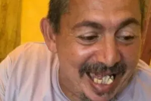 Fotografia do rosto de Nado. Ele sorri.