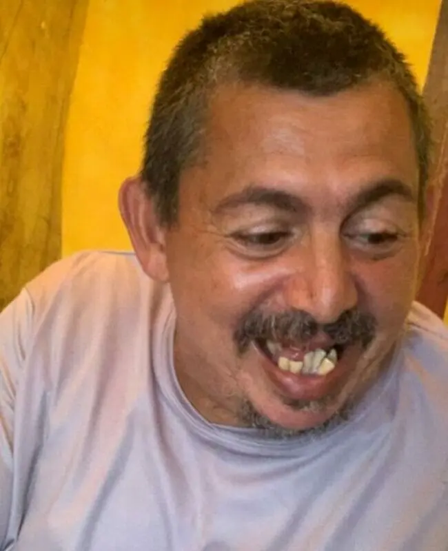 Fotografia do rosto de Nado. Ele sorri.