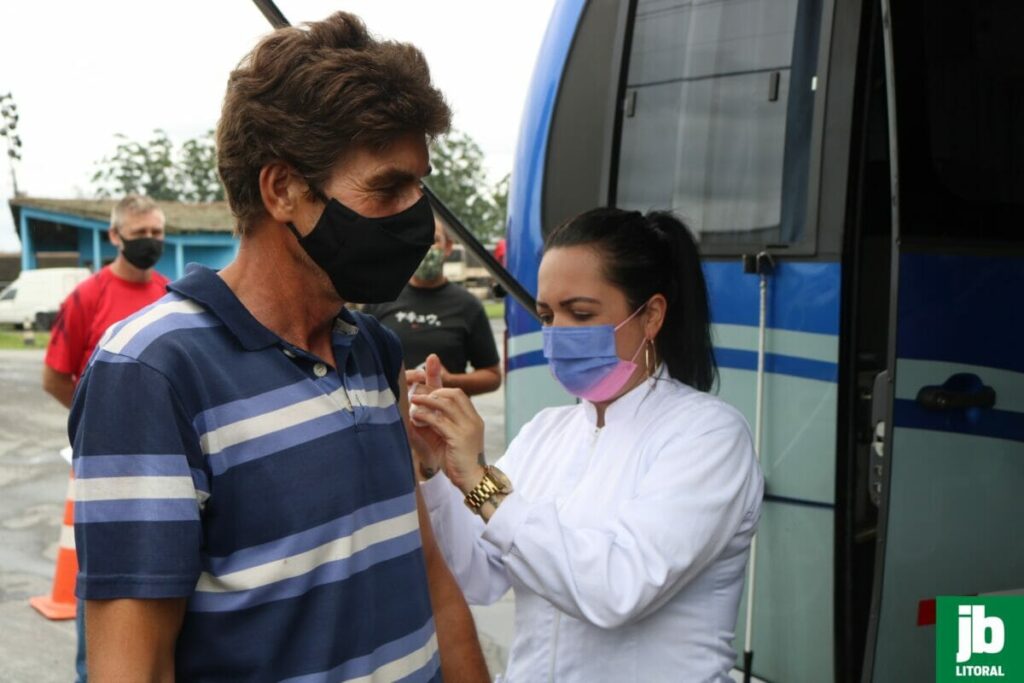 Anacleto é residente em Ponta Grossa e comemorou poder tomar a vacina em Paranaguá. 