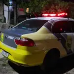 Durante o trajeto, os policiais foram informados que populares já haviam levado o homem ao hospital.