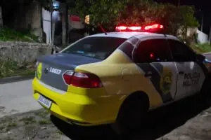 Durante o trajeto, os policiais foram informados que populares já haviam levado o homem ao hospital.