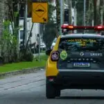Na madrugada desta segunda-feira, 1º, um motorista de aplicativo de Paranaguá sofreu um assalto enquanto realizava uma corrida. Dois homens solicitaram o serviço e, durante o trajeto, anunciaram o roubo, levando-o até Pontal do Paraná. Por volta da 1h, a Polícia Militar recebeu um chamado no balneário Santa Terezinha, em Pontal do Paraná. A vítima, de 39 anos, relatou que os assaltantes, dois homens brancos e altos, pediram uma corrida com destino final no Jardim Samambaia, em Paranaguá. No entanto, logo após o início da corrida, um deles mostrou uma arma de fogo e anunciou o assalto. O motorista explicou que os bandidos o forçaram a entrar no porta-malas do veículo VW/Gol. Após conduzi-lo até a Avenida Beira-Mar, no balneário Santa Terezinha, eles o deixaram amarrado a uma árvore com um moletom e fugiram com o carro. Assim que os assaltantes partiram, o motorista conseguiu se soltar e pediu ajuda na casa mais próxima. As câmeras de segurança mostraram que o veículo já havia retornado a Paranaguá. Em resposta, as equipes das duas cidades foram informadas e iniciaram patrulhamento na área. Após o ocorrido, a vítima recebeu orientações e retornou para casa.