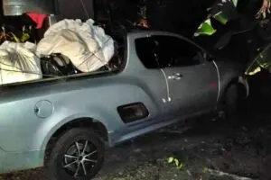 Dentro do veículo ainda foram encontrados vários objetos e dinheiro, que foram entregues na delegacia de polícia