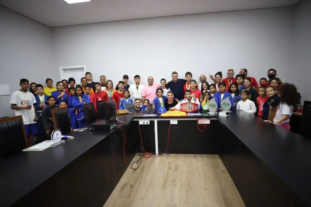 Prefeito Marcelo Roque recebe atletas de jiu-jitsu, canoagem, capoeira, triathlon para apresentação de conquistas de 2022