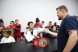 Prefeito Marcelo Roque recebe atletas de jiu-jitsu, canoagem, capoeira, triathlon para apresentação de conquistas de 2022