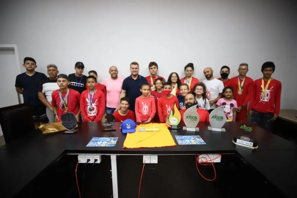 Prefeito Marcelo Roque recebe atletas de jiu-jitsu, canoagem, capoeira, triathlon para apresentação de conquistas de 2022