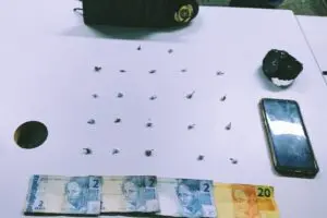 22 buchas de cocaína foram apreendidas na abordagem