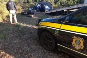 PRF prende suspeito após capotar veículo