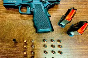 Pistola apreendida pela PM em ação em Matinhos