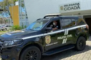Motorista é preso por embriaguez após acidene na frente de delegacia em Matinhos