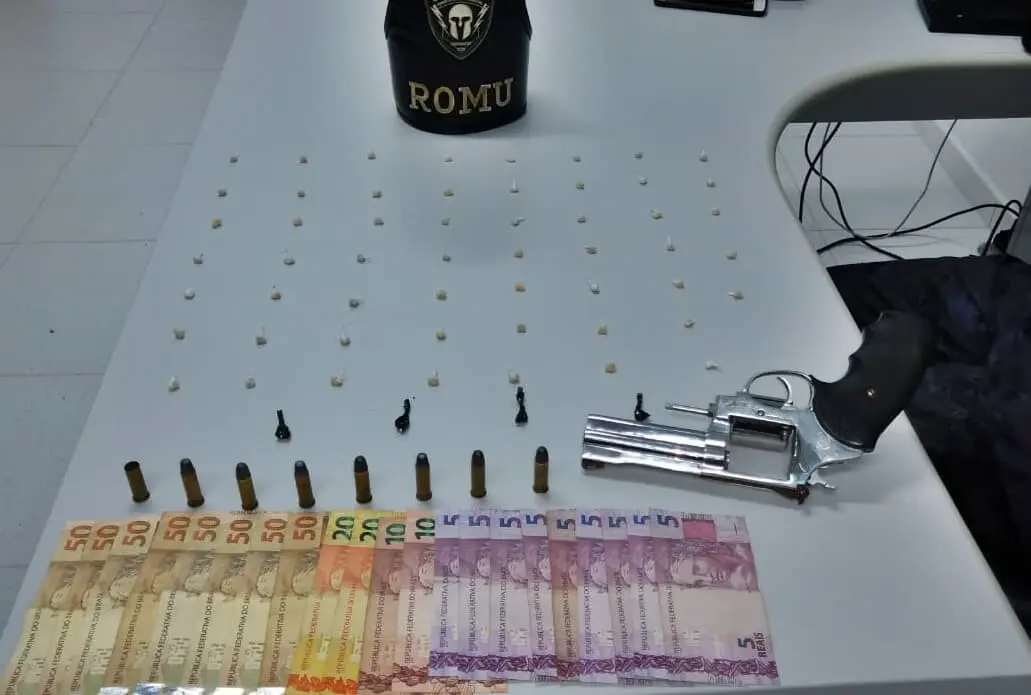 Na ação, ainda houve a apreensão de dinheiro e munições