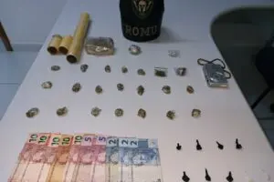 Drogas, dinheiro miúdo e material para embalar o entorpecente foram apreendidos na ação