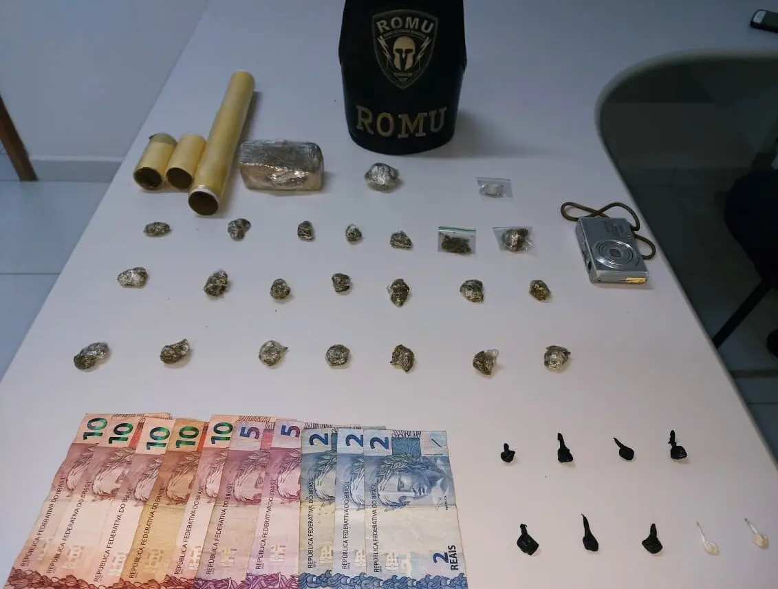 Drogas, dinheiro miúdo e material para embalar o entorpecente foram apreendidos na ação