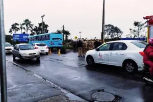 Acidente ocorreu na manhã desta terça-feira, na Avenida Bento Munhoz da Rocha Neto