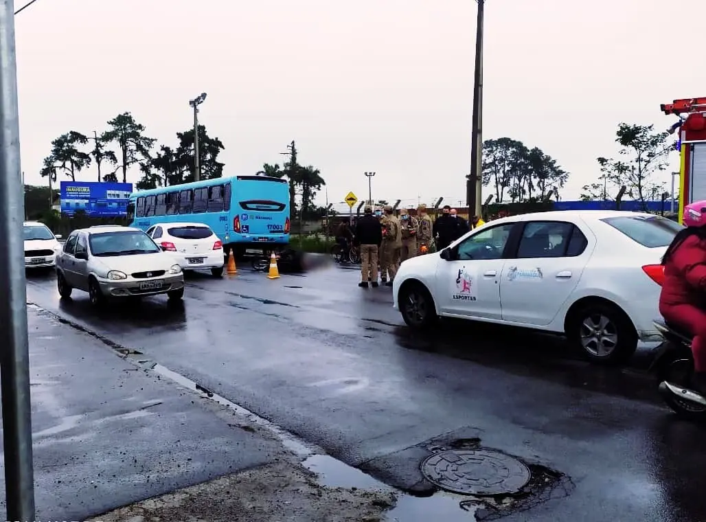 Acidente ocorreu na manhã desta terça-feira, na Avenida Bento Munhoz da Rocha Neto