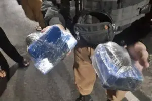 Drogas estavam em mochila que rapaz tentou esconder