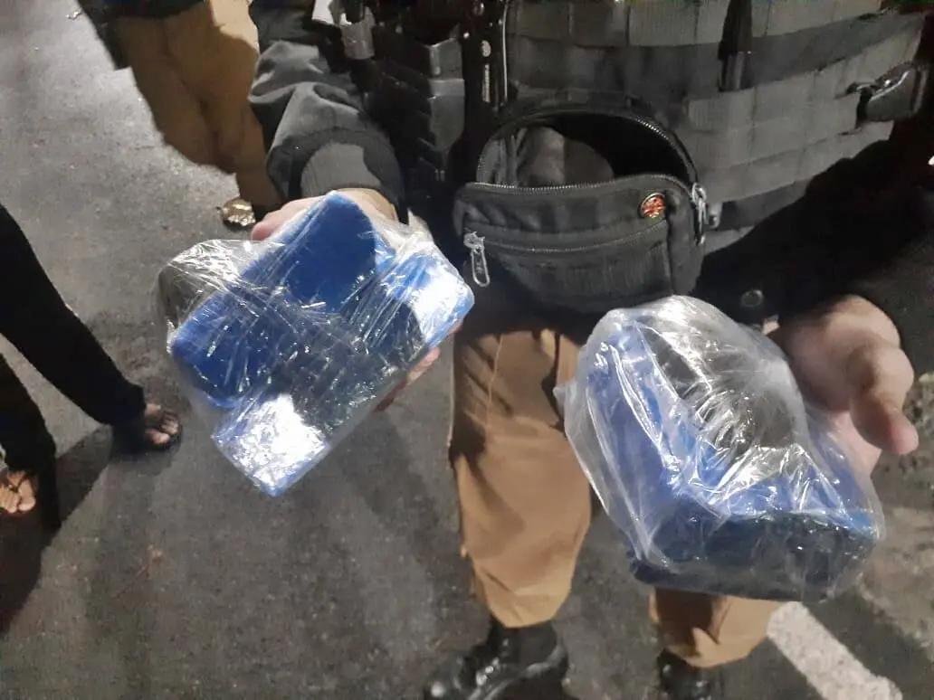 Drogas estavam em mochila que rapaz tentou esconder