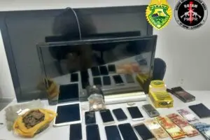 Além de drogas, aparelhos de televisão e celulares foram apreendidos na abordagem