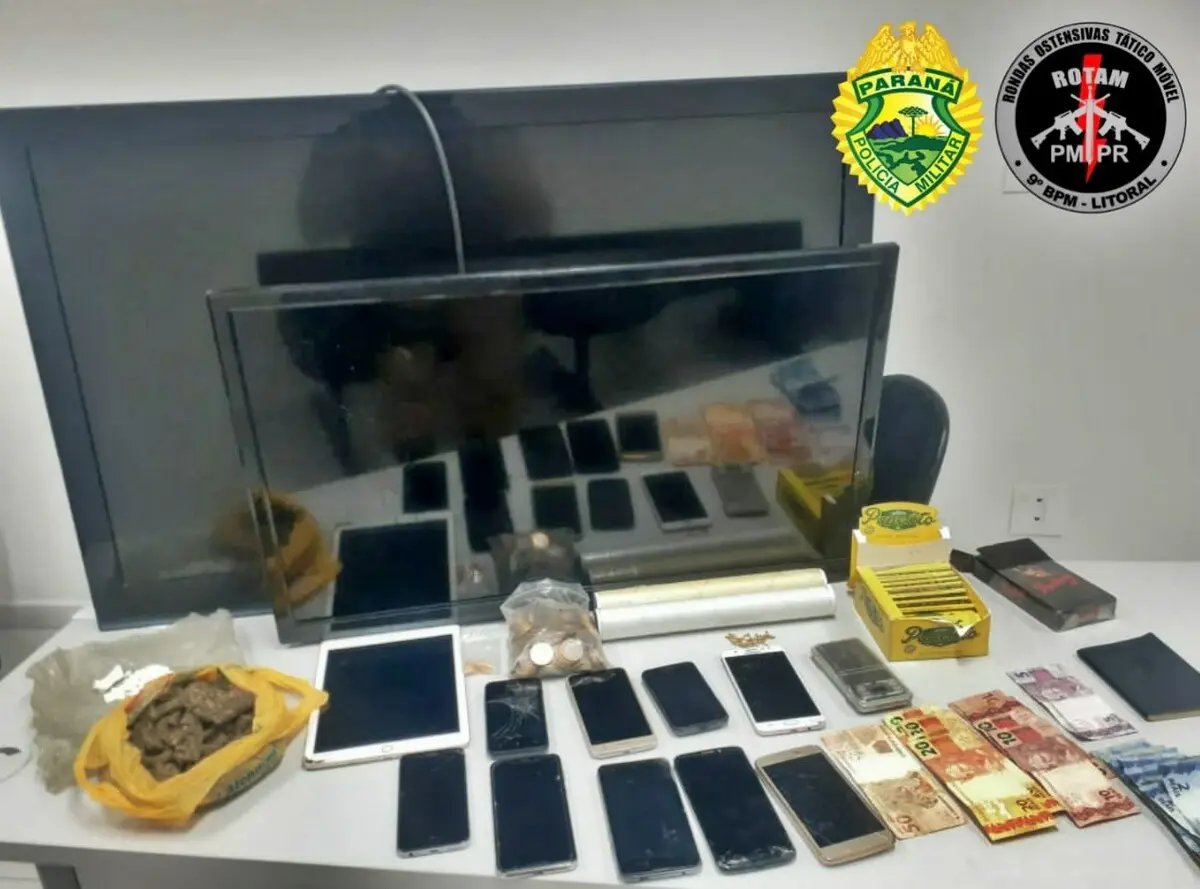 Além de drogas, aparelhos de televisão e celulares foram apreendidos na abordagem