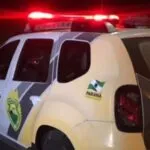 Caminhoneiro acionou a PM, informando que foi ameaçado com uma arma ao surpreender autores do roubo..