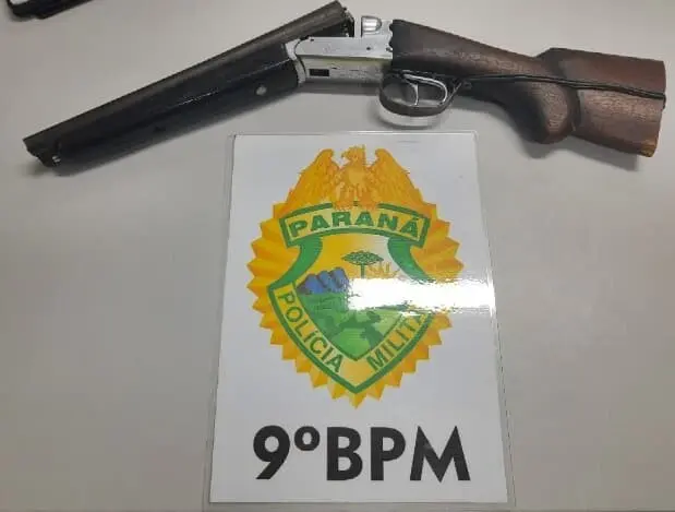 Espingarda calibre 32 foi apreendida com o suspeito
