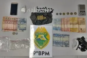 Porções de cocaína, maconha e dinheiro foram apreendidos