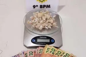 Mais de 60 pedras de crack e dinheiro foram apreendidos com o suspeito