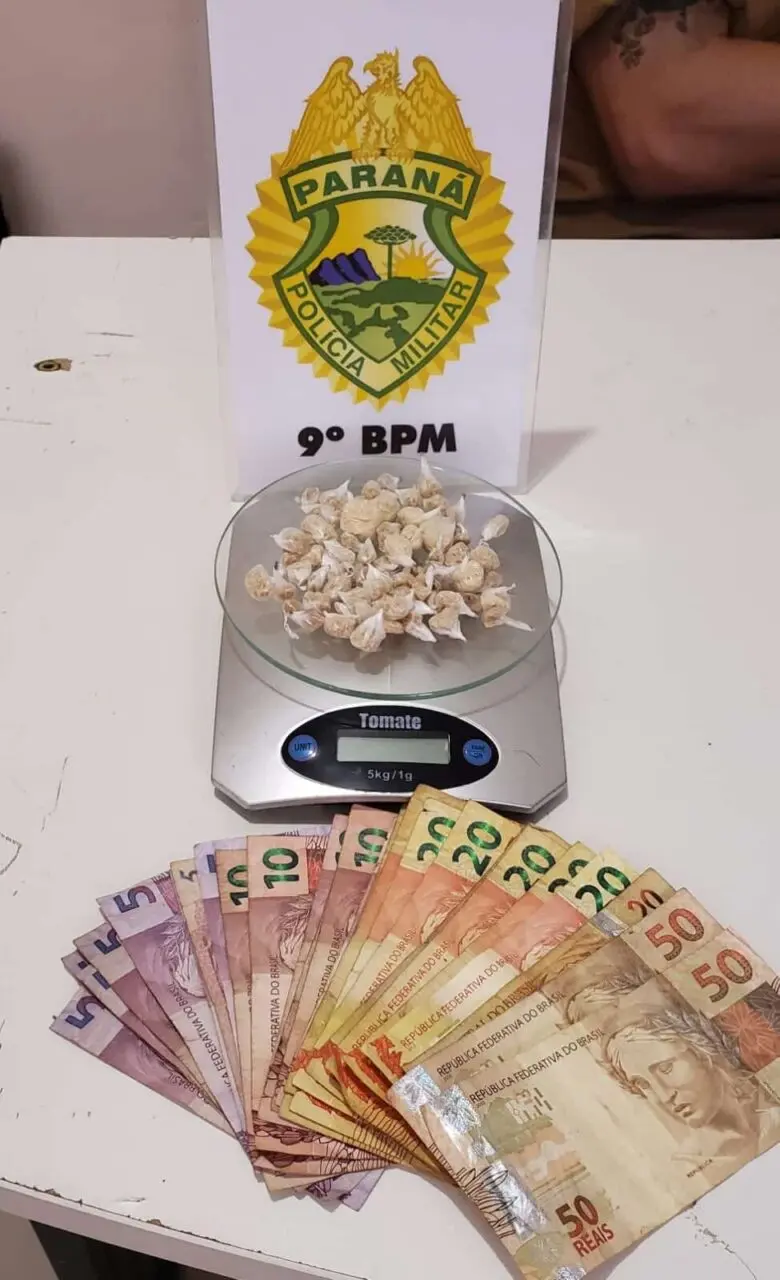 Mais de 60 pedras de crack e dinheiro foram apreendidos com o suspeito