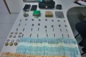 Mais de 400 gramas de maconha e dinheiro foram apreendidas na abordagem