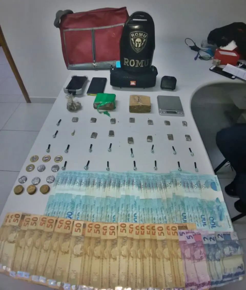 Mais de 400 gramas de maconha e dinheiro foram apreendidas na abordagem