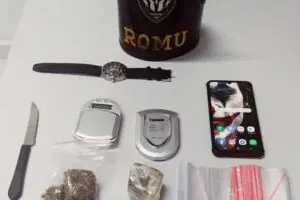 Balança de precisão e porções de maconha foram apreendidas na ação