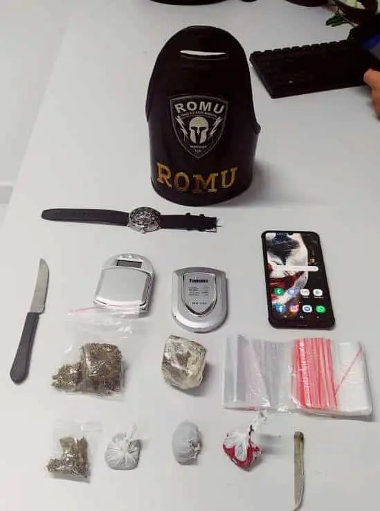 Balança de precisão e porções de maconha foram apreendidas na ação