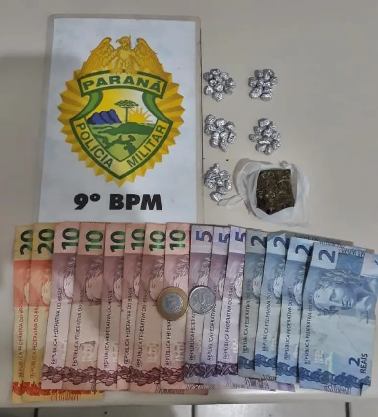 Pedras de crack e dinheiro foram apreendidos na ação
