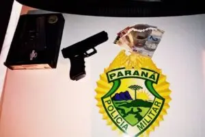 Além de pedras de crack, foram apreendidos simulacro e dinheiro