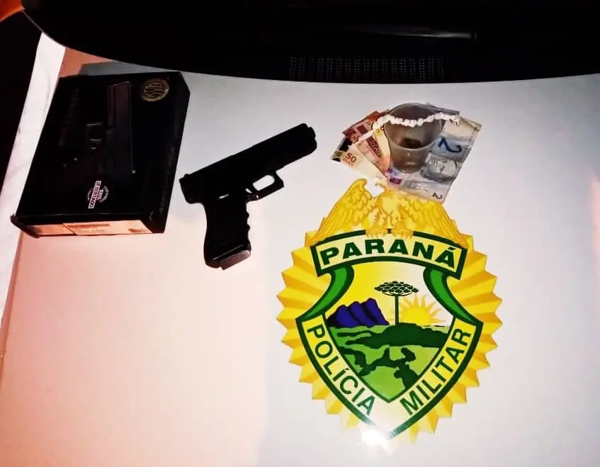 Além de pedras de crack, foram apreendidos simulacro e dinheiro