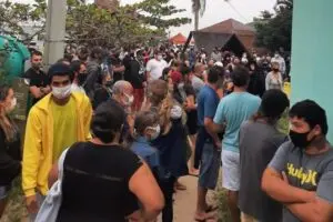 Aglomeração de pessoa com máscaras