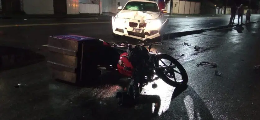 motociclista acidente carro