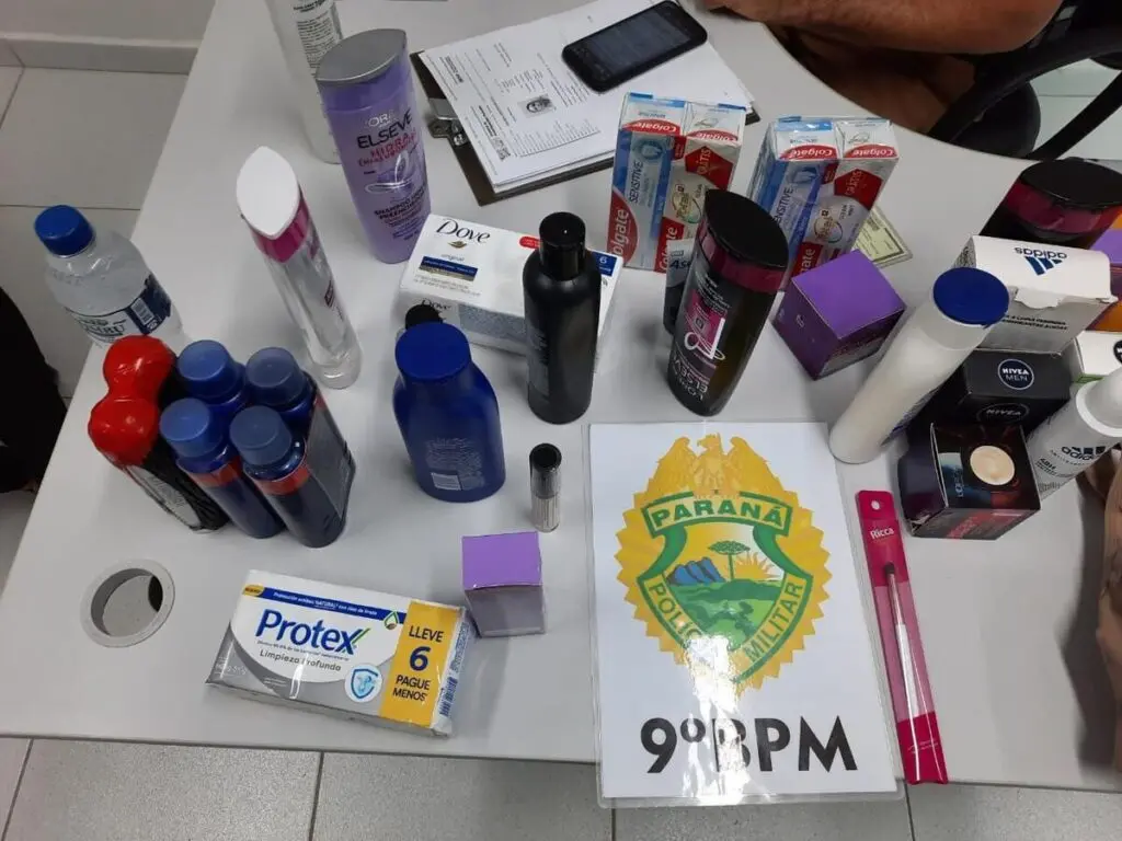 Duas mulheres foram presas na tarde desta segunda-feira (5), após serem flagradas por câmeras de segurança, praticando furto em diversas lojas em Paranaguá. As criminosas acabaram reconhecidas por vítimas de atentados anteriores. A Polícia Militar foi a responsável por atender a ocorrência e levou a dupla para a delegacia onde a ficha criminal delas foi encontrada.
