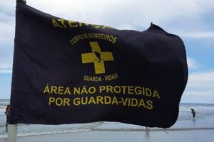 Bandeiras preta indica que a área não é protegida por Guarda Vidas. Foto: Diogo Monteiro/JB Litoral