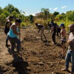 indígenas Guarani Mybá e voluntário ajudam na construção de espaço religioso