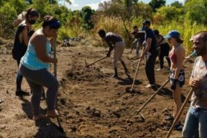 indígenas Guarani Mybá e voluntário ajudam na construção de espaço religioso