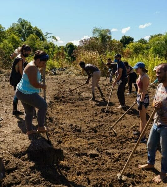 indígenas Guarani Mybá e voluntário ajudam na construção de espaço religioso