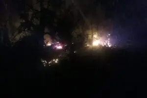 Um incêndio de grandes proporções destruiu uma pousada, na praia de Encantadas, na Ilha do Mel, na madrugada desta terça-feira (2), em Paranaguá. Moradores se mobilizaram e combateram o fogo até a chegada do Corpo de Bombeiros.