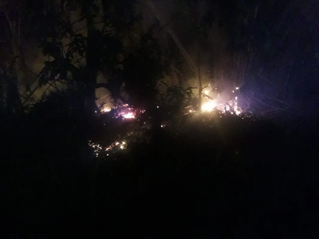 Um incêndio de grandes proporções destruiu uma pousada, na praia de Encantadas, na Ilha do Mel, na madrugada desta terça-feira (2), em Paranaguá. Moradores se mobilizaram e combateram o fogo até a chegada do Corpo de Bombeiros.