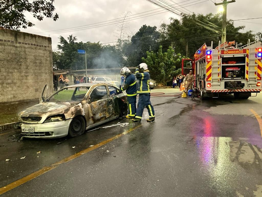 Veículo foi completamente consumido pelas chamas. Foto: Diogo Monteiro/ JB Litoral