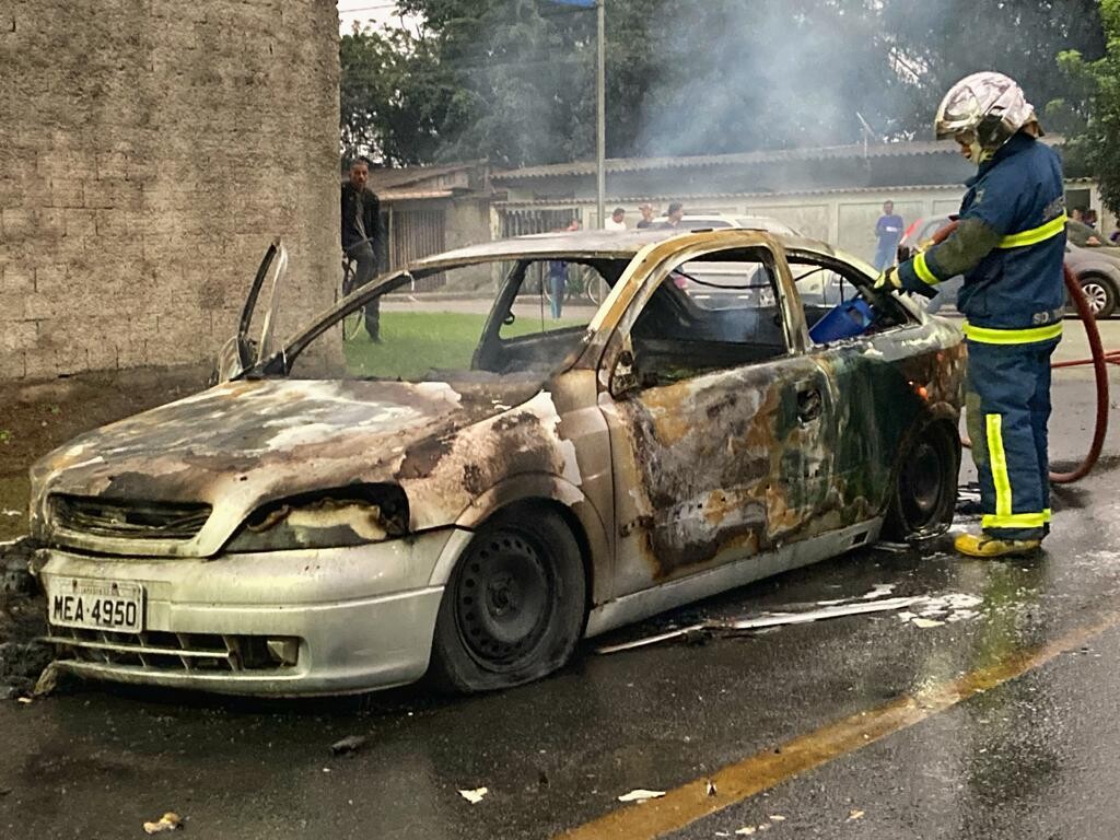 Veículo foi completamente consumido pelas chamas. Foto: Diogo Monteiro/ JB Litoral