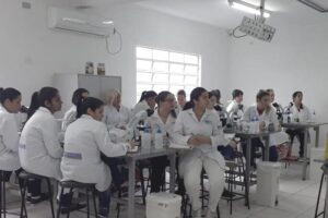 alunos-da-faculdade-de-enfermagem-levam-informacao-aos-colegios-de-paranagua