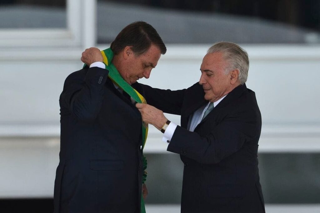 apos-receber-faixa-bolsonaro-defende-fim-de-corrupcao-e-de-vantagens