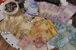 Na casa do suspeito foi apreendia pistola, munições e dinheiro