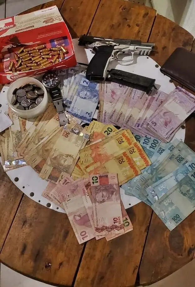 Na casa do suspeito foi apreendia pistola, munições e dinheiro
